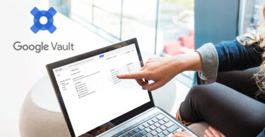 Um homem e uma mulher sentados em um sofá olhando para um laptop. Na tela do laptop está a interface do Google Vault.