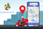 Uma pessoa andando de scooter ao lado de um mapa em um telefone celular. Na imagem, está escrito "Google Routes API".
