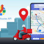 Crie rotas para veículos de duas rodas com a API Routes Uma pessoa andando de scooter ao lado de um mapa em um telefone celular. Na imagem, está escrito "Google Routes API".