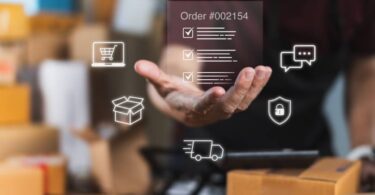 Uma pessoa segurando um tablet com ícones saindo dele. Representa a solução Shipment Tracking.