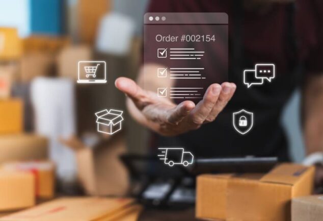Uma pessoa segurando um tablet com ícones saindo dele. Representa a solução Shipment Tracking.