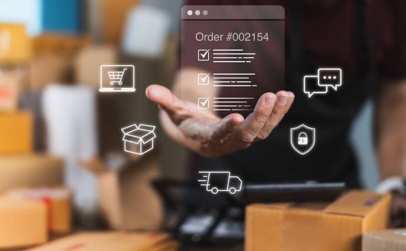 Uma pessoa segurando um tablet com ícones saindo dele. Representa a solução Shipment Tracking.