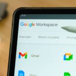 Especialista em Google Workspace Tablet exibindo a interface do Google Workspace com ícones do Gmail e Meet, ilustrando o trabalho de um especialista em Google Workspace na configuração de ferramentas de produtividade.