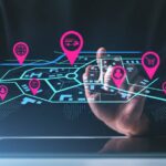 IA e Google Maps Platform em Empresas Pessoa interagindo com interface digital de mapa e pins neon, demonstrando a aplicação da IA do Google Maps para otimização de rotas e logística empresarial.