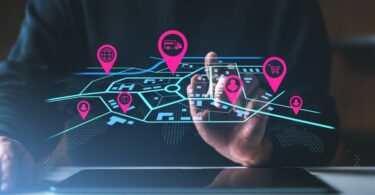 Pessoa interagindo com interface digital de mapa e pins neon, demonstrando a aplicação da IA do Google Maps para otimização de rotas e logística empresarial.