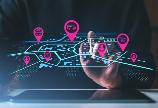 Pessoa interagindo com interface digital de mapa e pins neon, demonstrando a aplicação da IA do Google Maps para otimização de rotas e logística empresarial.