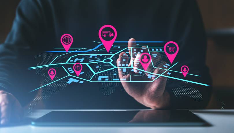 Pessoa interagindo com interface digital de mapa e pins neon, demonstrando a aplicação da IA do Google Maps para otimização de rotas e logística empresarial.