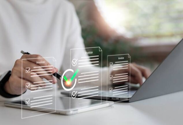 Close de mãos assinando faturas digitais com selo de verificação verde, destacando a segurança e validade jurídica da assinatura eletrônica em ambiente corporativo.