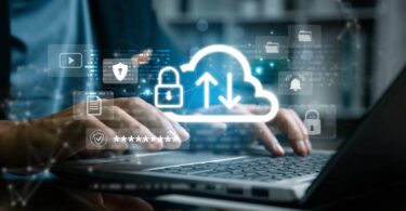 Mãos ao teclado com gráficos digitais de transferência de dados e cadeados, ilustrando a análise de custos operacionais entre Google Workspace ou Microsoft 365 para alcançar o menor TCO (Custo Total de Propriedade).