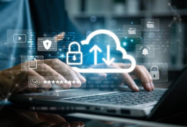Mãos ao teclado com gráficos digitais de transferência de dados e cadeados, ilustrando a análise de custos operacionais entre Google Workspace ou Microsoft 365 para alcançar o menor TCO (Custo Total de Propriedade).