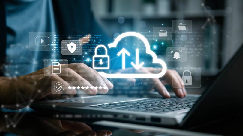 Mãos ao teclado com gráficos digitais de transferência de dados e cadeados, ilustrando a análise de custos operacionais entre Google Workspace ou Microsoft 365 para alcançar o menor TCO (Custo Total de Propriedade).