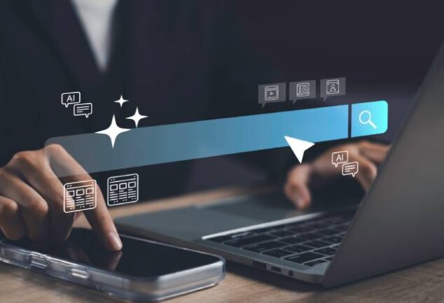 Mão tocando tela de celular com elementos gráficos de barra de pesquisa e faíscas de IA, representando as funcionalidades do Microsoft Copilot e Google Gemini em ambiente corporativo.