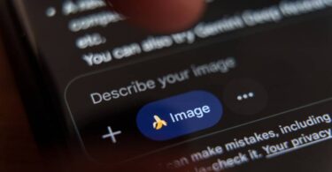 Interface de smartphone exibindo o campo de prompt "Describe your image" do Nano Banana Pro, ferramenta de IA generativa para criação de imagens de alta qualidade em escala para empresas.