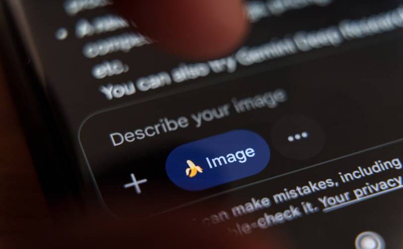Interface de smartphone exibindo o campo de prompt "Describe your image" do Nano Banana Pro, ferramenta de IA generativa para criação de imagens de alta qualidade em escala para empresas.
