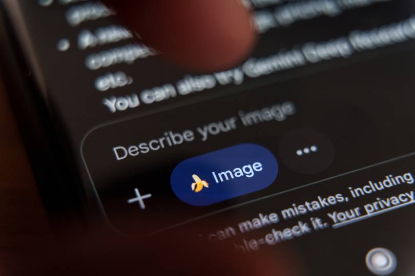 Interface de smartphone exibindo o campo de prompt "Describe your image" do Nano Banana Pro, ferramenta de IA generativa para criação de imagens de alta qualidade em escala para empresas.