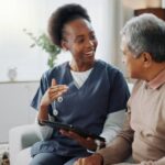 CX em field service Interação positiva entre técnica e cliente durante serviço de campo, destacando como a agilidade na troca de dados reflete em uma melhor CX em field service.