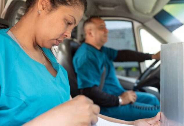 Profissionais de serviços em campo dentro de uma van, ilustrando a gestão eficiente de equipes externas para a redução de custos operacionais e otimização de rotas.