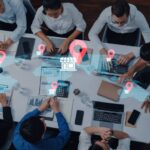 expansão geográfica em field service Equipe de planejamento analisando mapa digital com pins de localização para traçar a estratégia de expansão geográfica em field service, garantindo maior cobertura de mercado e eficiência operacional.