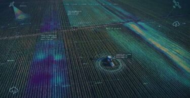 Interface digital de monitoramento agrícola sobreposta a campo de cultivo, ilustrando a análise de dados geoespaciais necessária para a conformidade com a norma CMN 5.267.