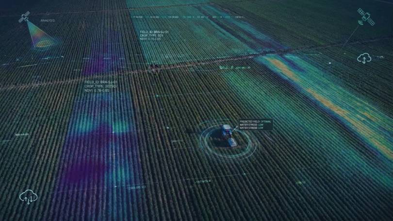 Interface digital de monitoramento agrícola sobreposta a campo de cultivo, ilustrando a análise de dados geoespaciais necessária para a conformidade com a norma CMN 5.267.