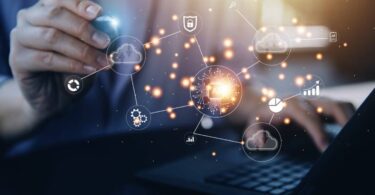Consultor interagindo com uma rede digital holográfica de IA conectada a ícones de nuvem, segurança e engrenagens, representando a atuação de Especialistas em Agentes de IA na infraestrutura e governança do Gemini Enterprise.