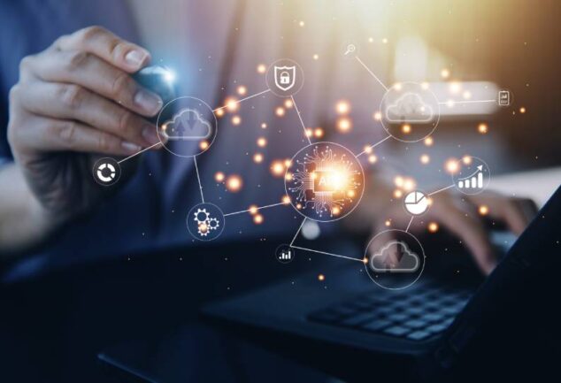 Consultor interagindo com uma rede digital holográfica de IA conectada a ícones de nuvem, segurança e engrenagens, representando a atuação de Especialistas em Agentes de IA na infraestrutura e governança do Gemini Enterprise.