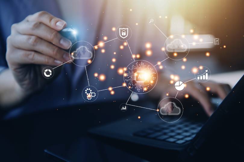 Consultor interagindo com uma rede digital holográfica de IA conectada a ícones de nuvem, segurança e engrenagens, representando a atuação de Especialistas em Agentes de IA na infraestrutura e governança do Gemini Enterprise.