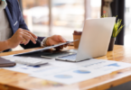 Gestores analisando métricas de produtividade e segurança em telas digitais, simulando a escolha do melhor modelo entre os planos gemini enterprise para atender às necessidades da empresa.