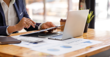 Gestores analisando métricas de produtividade e segurança em telas digitais, simulando a escolha do melhor modelo entre os planos gemini enterprise para atender às necessidades da empresa.