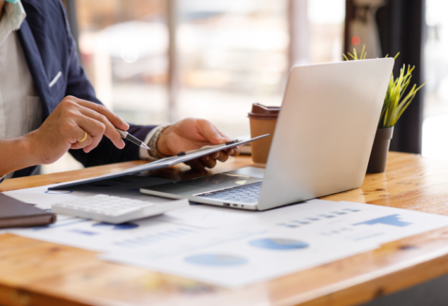 Gestores analisando métricas de produtividade e segurança em telas digitais, simulando a escolha do melhor modelo entre os planos gemini enterprise para atender às necessidades da empresa.