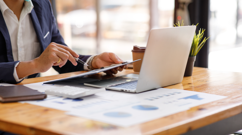Gestores analisando métricas de produtividade e segurança em telas digitais, simulando a escolha do melhor modelo entre os planos gemini enterprise para atender às necessidades da empresa.