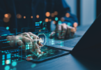 Close de mãos de um desenvolvedor interagindo com telas digitais que exibem códigos e dados sobrepostos por uma camada de inteligência artificial, ilustrando a engenharia por trás de cases com agentes de IA.