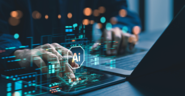 Close de mãos de um desenvolvedor interagindo com telas digitais que exibem códigos e dados sobrepostos por uma camada de inteligência artificial, ilustrando a engenharia por trás de cases com agentes de IA.