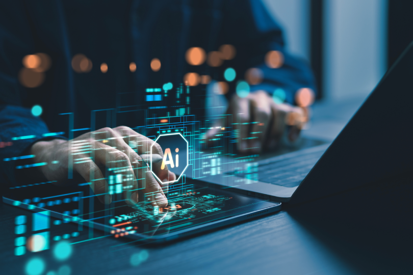 Close de mãos de um desenvolvedor interagindo com telas digitais que exibem códigos e dados sobrepostos por uma camada de inteligência artificial, ilustrando a engenharia por trás de cases com agentes de IA.