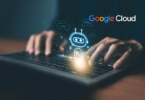 Close de usuário interagindo com computador onde surge um ícone de robô com a inscrição "AI", representando a integração de sistemas de IA corporativa para suporte e eficiência operacional.