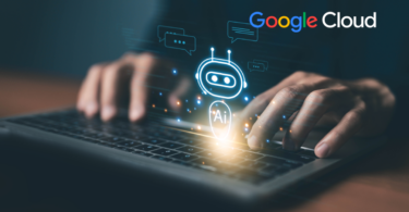 Close de usuário interagindo com computador onde surge um ícone de robô com a inscrição "AI", representando a integração de sistemas de IA corporativa para suporte e eficiência operacional.