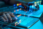 Profissional operando tablet e laptop com interface futurista de processamento de dados, ilustrando a implementação de uma solução de IA corporativa para automação de fluxos de trabalho e análise preditiva.
