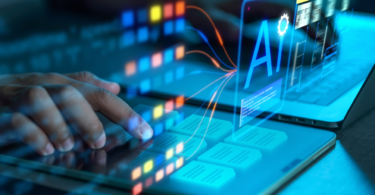 Profissional operando tablet e laptop com interface futurista de processamento de dados, ilustrando a implementação de uma solução de IA corporativa para automação de fluxos de trabalho e análise preditiva.