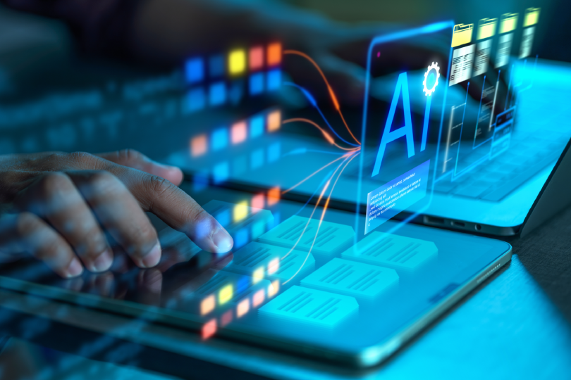Profissional operando tablet e laptop com interface futurista de processamento de dados, ilustrando a implementação de uma solução de IA corporativa para automação de fluxos de trabalho e análise preditiva.
