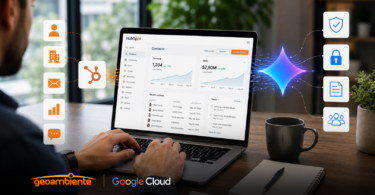 Profissional usando notebook para integração do HubSpot CRM com Gemini Enterprise, destacando ícones de governança de dados e os logos da Geoambiente e Google Cloud.
