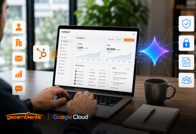 Profissional usando notebook para integração do HubSpot CRM com Gemini Enterprise, destacando ícones de governança de dados e os logos da Geoambiente e Google Cloud.