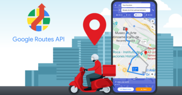 Uma pessoa andando de scooter ao lado de um mapa em um telefone celular. Na imagem, está escrito "Google Routes API".