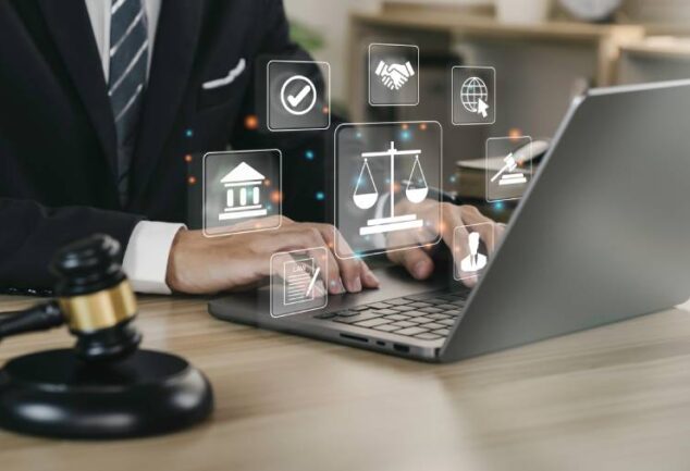 Mão do empresário ou advogado com ícone de serviços jurídicos na tela do laptop .