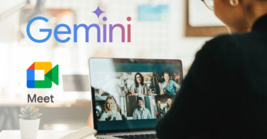 Uma pessoa está usando um laptop para uma videochamada com vários participantes. A palavra "Gemini" está exibida na parede em letras coloridas.