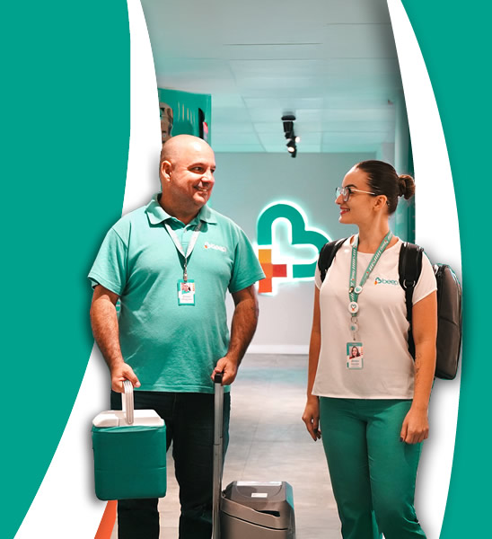 Um homem e uma mulher, uniformizados, representando a Beep Saúde, em um corredor com bagagem. Simboliza a otimização dos atendimentos domésticos com a solução da Geoambiente e do Google Maps.